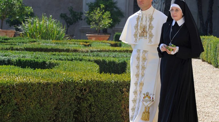 Τα κόκκινα παπούτσια του στο Young Pope λένε μια ιστορία από μόνα τους