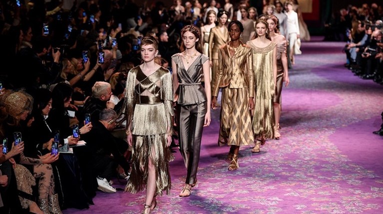 Η Maria Grazia Chiuri συνεργάστηκε με τη Judy Chicago για τη νέα της Haute Couture συλλογή