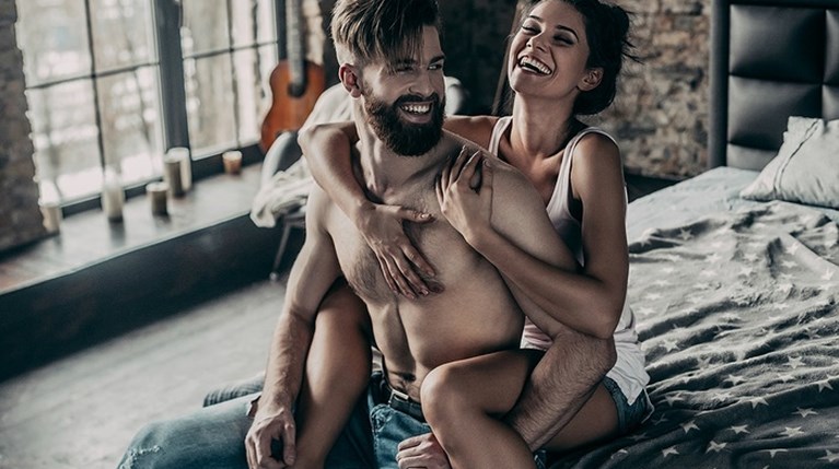 Η επιστήμη μόλις ανακάλυψε γιατί στις γυναίκες αρέσουν οι μουσάτοι άντρες