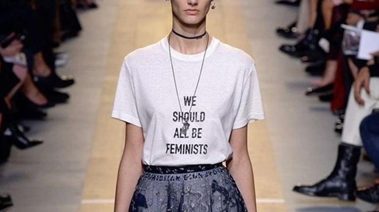 We should be all feminists: Tα έσοδα του διάσημου T-shirt διατίθενται στη φιλανθρωπική οργάνωση της Rihanna