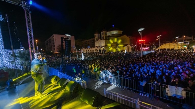 "Βούλιαξε" από κόσμο το Περιστέρι στη Χριστουγεννιάτικη συναυλία με τον μοναδικό Πάνο Κιάμο