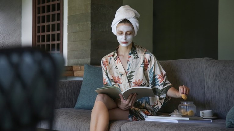 Η skincare routine που θα σου χαρίσει αψεγάδιαστη επιδερμίδα στην καραντίνα