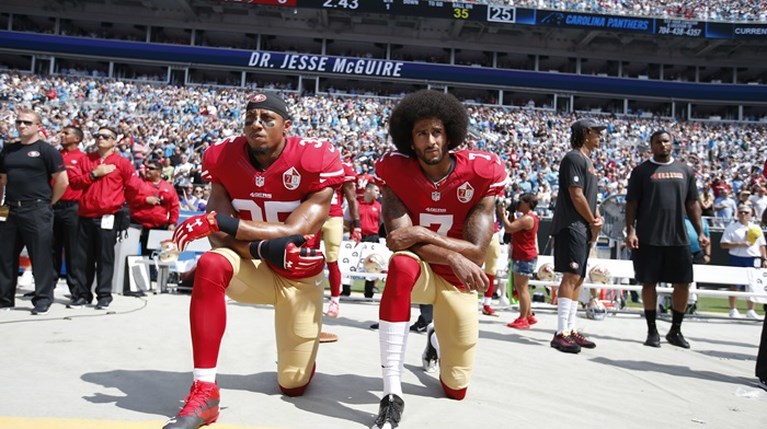 Γιατί οι παίκτες του NFL γονατίζουν στον εθνικό ύμνο των ΗΠΑ