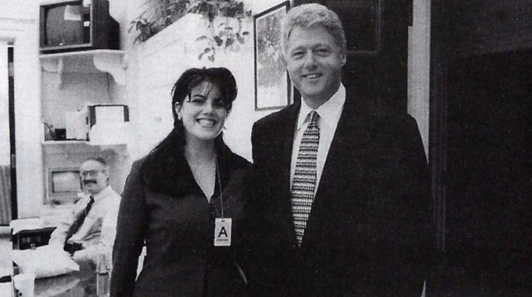 Το σκάνδαλο του Bill Clinton με τη Mοnica Lewinsky αναβιώνει στη νέα σεζόν του Αmerican Crime Story