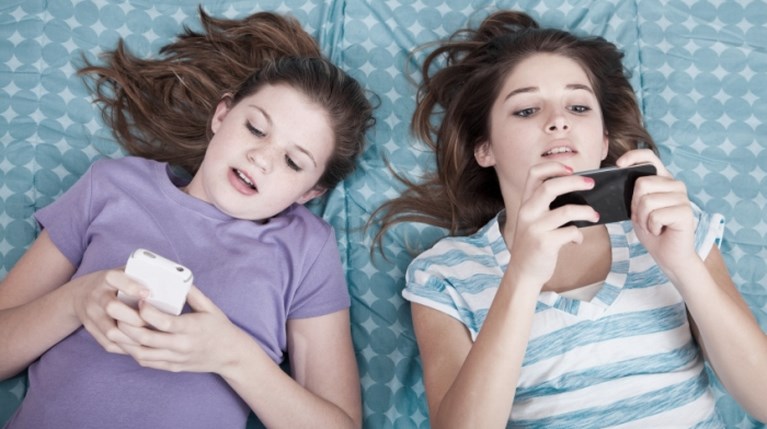 Έρευνα – Γιατί τα παιδιά που έχουν smartphone κολλάνε πιο εύκολα ψείρες