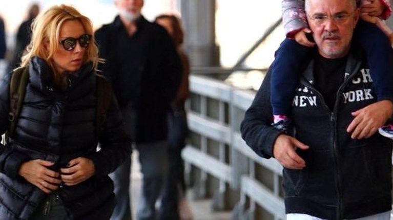 Ο Γιώργος Λύρας και η Πέγκυ Ζήνα με την κόρη τους, Ηλέκτρα, στο αεροδρόμιο (1)