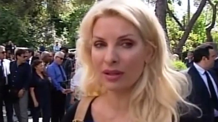 Ελένη Μενεγάκη στην κηδεία του Μίνου Κυριακού
