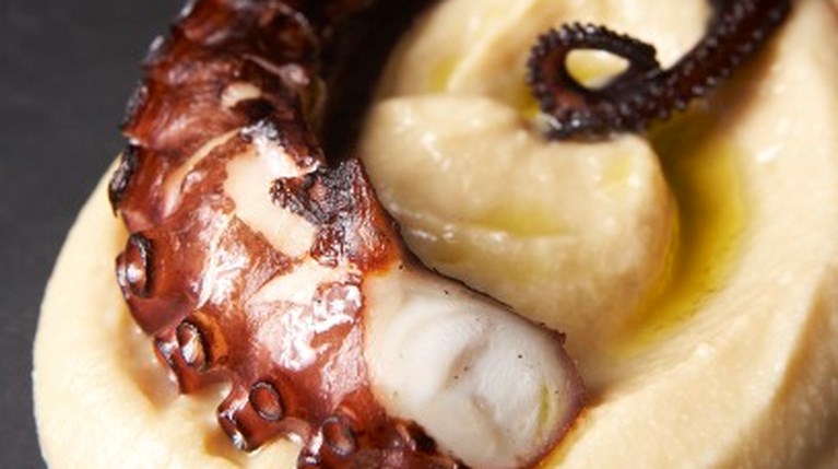 Φάβα με μπαλσάμικο και χταπόδι ψητό