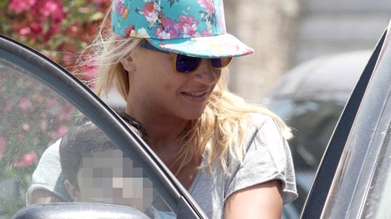 Η Φαίη Σκορδά στην Τήνο με τον γιο της