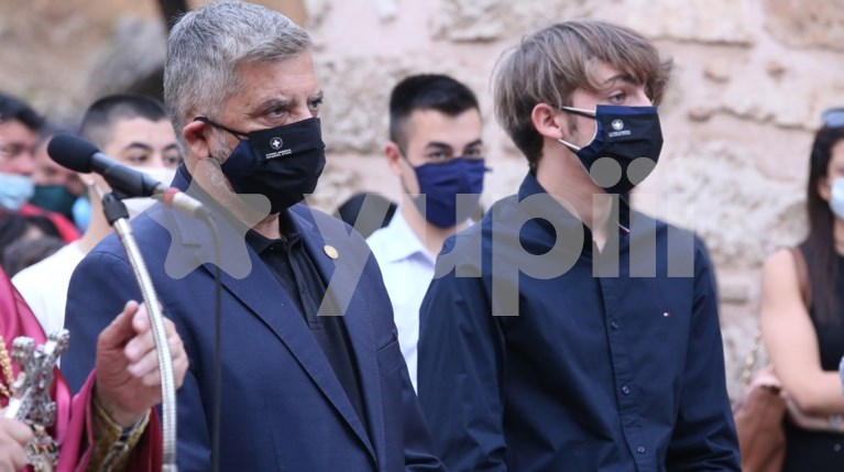 Ο Γιώργος Πατούλης με τον γιο του, Αλέξανδρο στον επιτάφιο