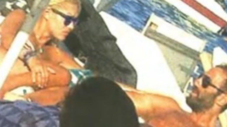 Ο Αντώνης Κανάκης και η Κλέλια Ρένεση στην παραλία  (1)