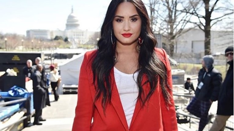 Demi Lovato r