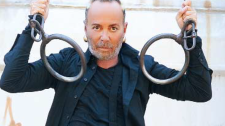 Λάκης Γαβαλάς R