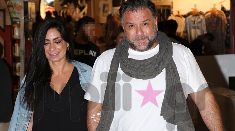 Ο Γρηγόρης Αρναούτογλου με τη Νάνσυ Αντωνίου στη Μύκονο