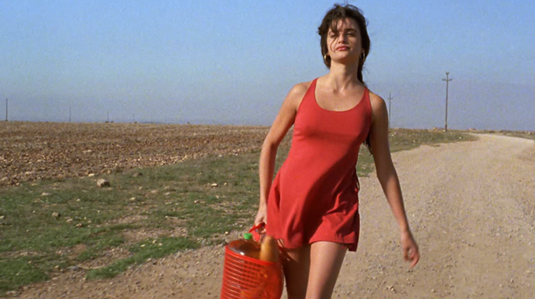 Σε αυτή την ταινία του '92 η Penelope Cruz φοράει μερικά από τα πιο επίκαιρα ρούχα του καλοκαιριού