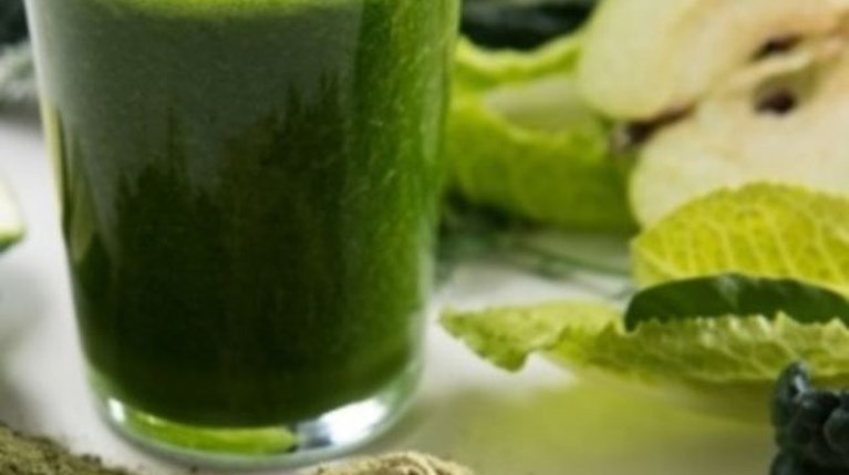 Πανεύκολο Smoothie Αποτοξίνωσης Με Μήλο, Ανανά & Λάχανο