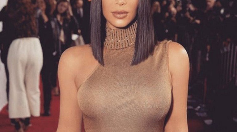 Kim Kardashian Επιδεικνύει την εντυπωσιακή αλλαγή του σώματός της και ποζάρει με μικροσκοπικό μπικίνι!