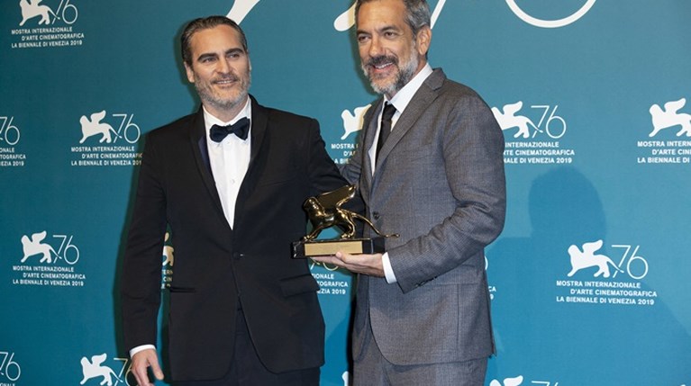 ΟTodd Phillips και ο Joaquin Phoenix ποζάρουν με τον Χρυσό Λέοντα για την ταινία Joker