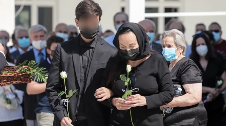 Κηδεία Τσοχατζόπουλου: Γονατιστή στο φέρετρο η Βίκυ Σταμάτη