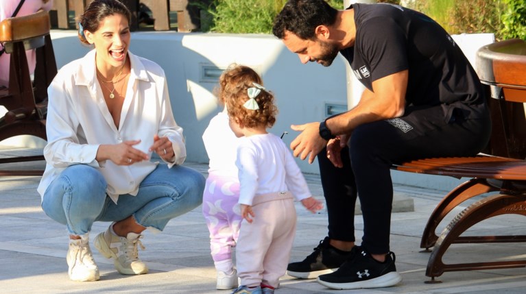 Ο Σάκης Τανιμανίδης και η Χριστίνα Μπόμπα με τις κόρες τους