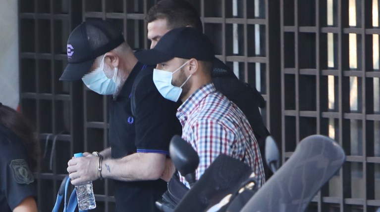 O Πέτρος Φιλιππίδης με χειροπέδες στη ΓΑΔΑ