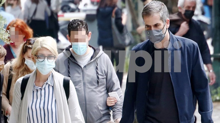 Η Σία Κοσιώνη και ο Κώστας Μπακογιάννης με τον γιο τους, Δημοσθένη