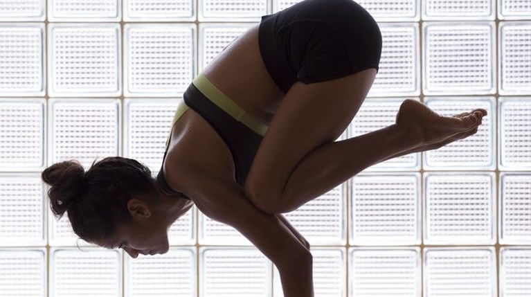 Η στάση του κορακιού: Δυνάμωσε ολόκληρο το σώμα με αυτή την άσκηση yoga (να πώς θα την κάνεις)