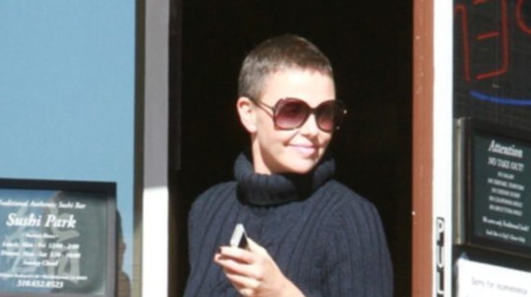 Σαρλίζ Θερόν με ξυρισμένο κεφάλι 2