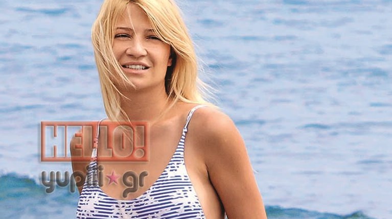 HELLO - Η Φαίη Σκορδά με μαγιό (1)
