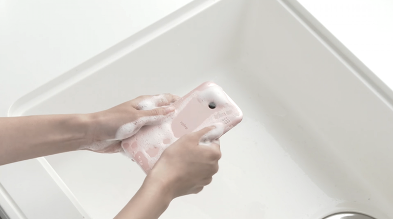 Τι θα γίνει αν βάλεις το smartphone σου για πλύσιμο