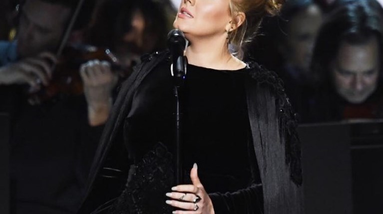 Adele: Το αναπάντεχο ξέσπασμα κατά τη διάρκεια της ερμηνείας της στα Grammy