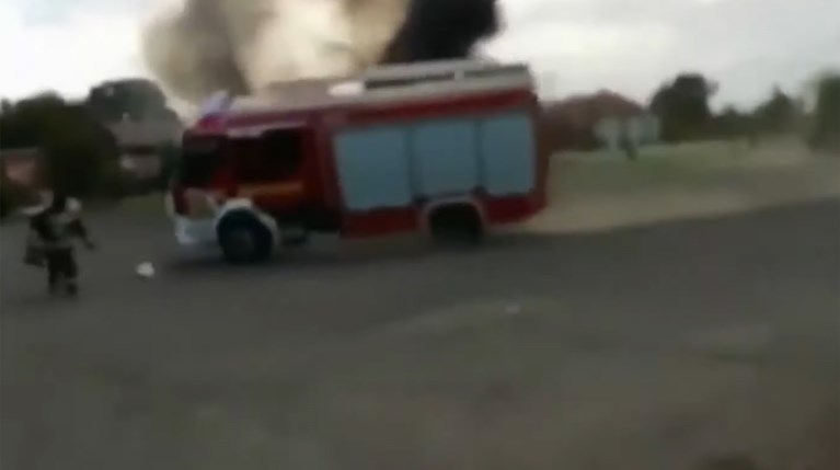 Πυροσβεστικό «τούμπαρε» κατά την επίδειξη κατάσβεσης φωτιάς (video)