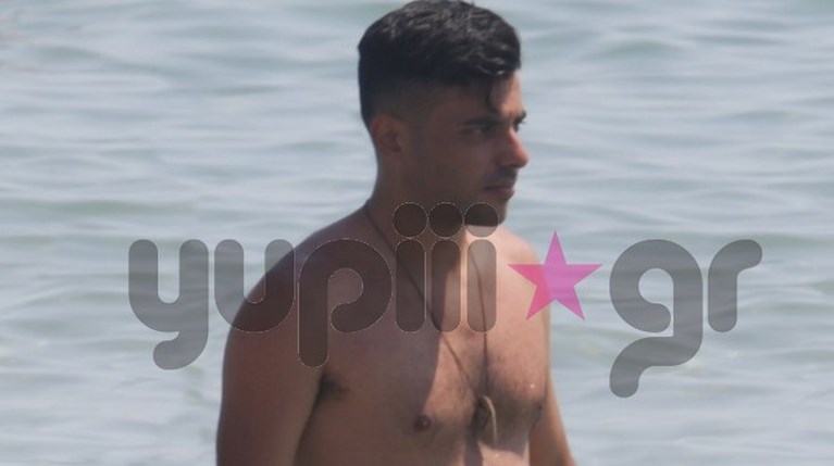 Ο Κώστας Νταλιάνης με τη σύντροφό του στη θάλασσα (1)