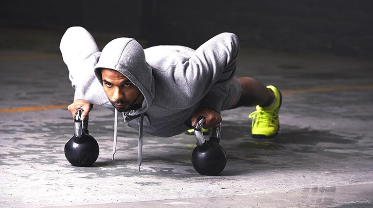 Πώς θα φτιάξεις six-pack αθλητή παίζοντας χαλαρά με δυο αλτήρες