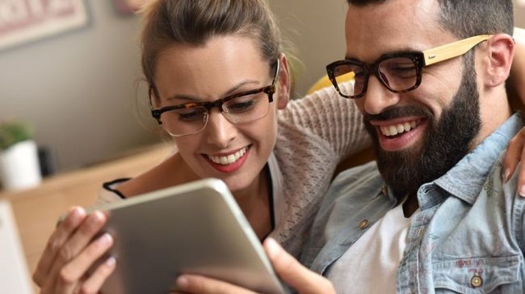 Τι Κάνουν Τα Ζευγάρια Και Μας Τη Σπάνε Στο Facebook