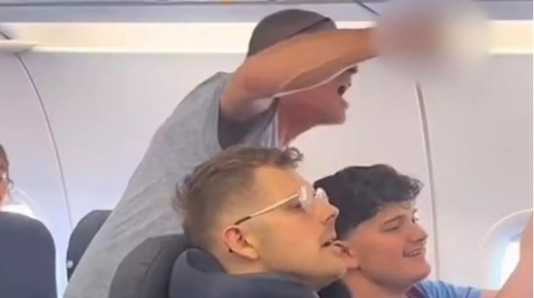 Πανικός σε πτήση της Easy Jet