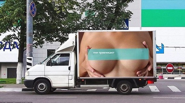Διαφήμιση με γυμνά στήθη προκάλεσε χάος στη Μόσχα