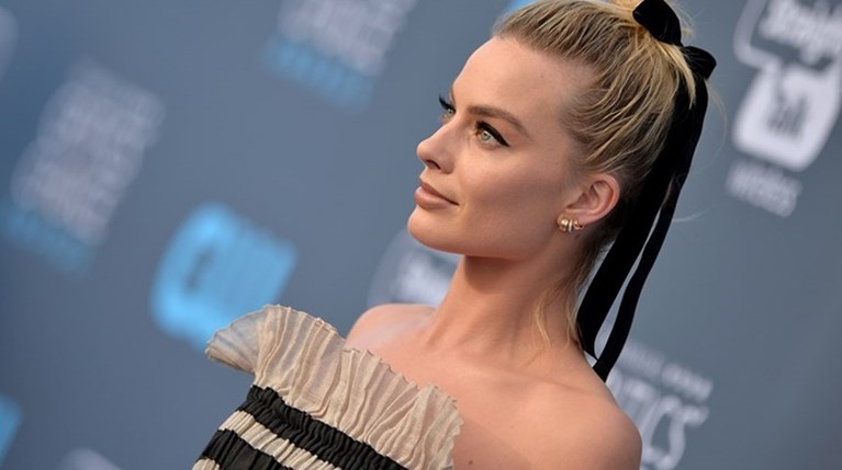 Margot Robbie κορδέλα