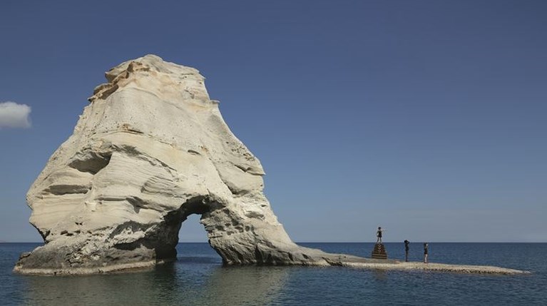 Η Louis Vuitton φωτογραφίζει τη νέα της καμπάνια στη Μήλο