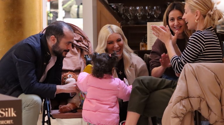 Η Κατερίνα Καινούργιου με τη Μαρία Ηλιάκη, τον Στέλιο Μανουσάκη και και την κόρη τους στο Golden Hall