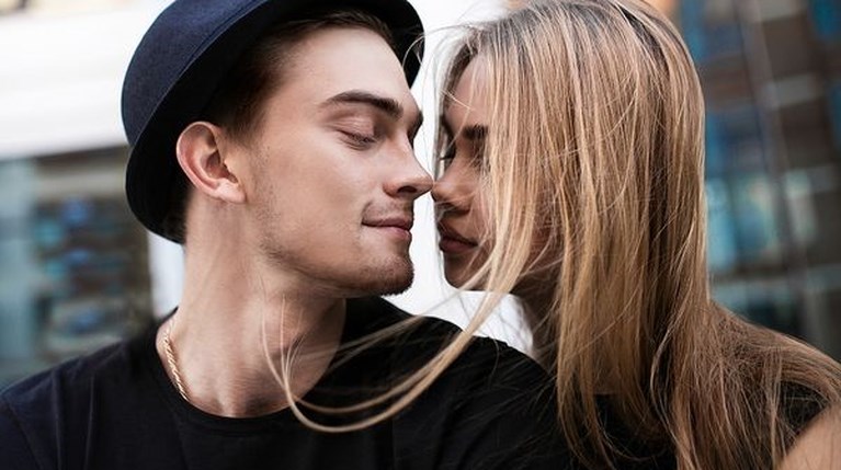 Ο πλήρης οδηγός φλερτ για να γοητεύεις κάθε γυναίκα