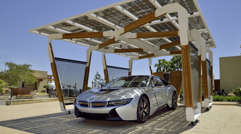 Γκαράζ από μπαμπού της BMW φορτίζει ηλεκτρικά αυτοκίνητα (1)