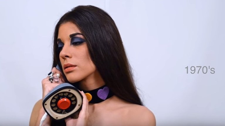 Η εξέλιξη του ελληνικού γυναικείου στυλ τα τελευταία 100 χρόνια μέσα σε 2'!