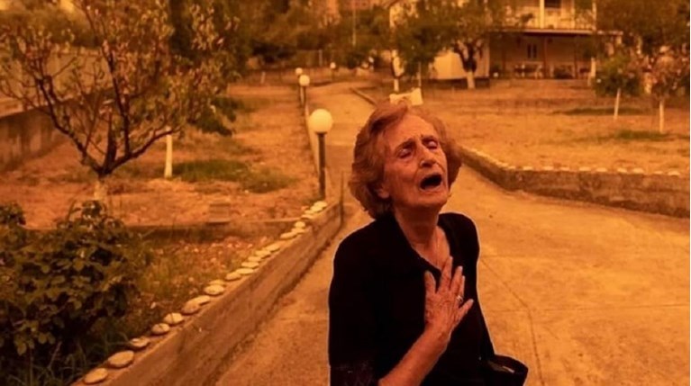 Κώστας Τσακαλίδης: Ποιος είναι ο φωτογράφος της "κραυγής" στις φωτιές της Εύβοιας - Στις 100 καλύτερες εικόνες του 2021