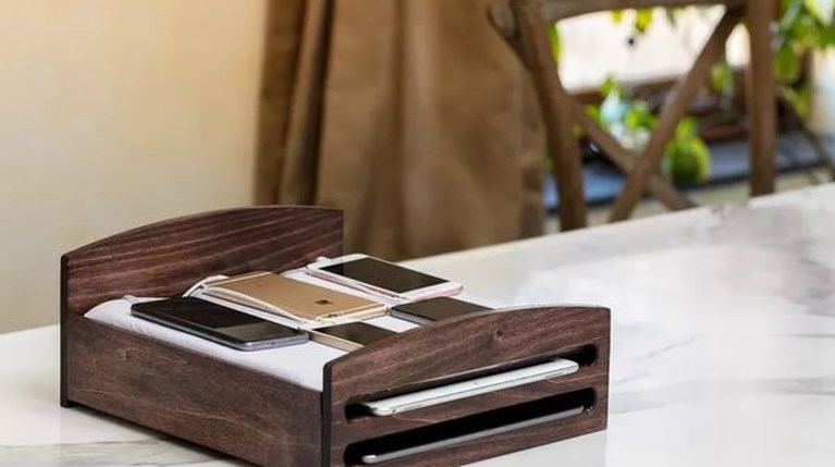 Και όμως υπάρχει κρεβάτι για smartphones που κοστίζει $100
