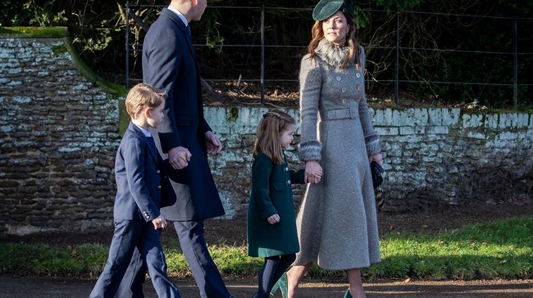 Ο πρίγκιπας George και η πριγκίπισσα Charlotte συνόδευσαν την Kate Middleton και τον πρίγκιπα William στην χριστουγεννιάτικη λειτουργία