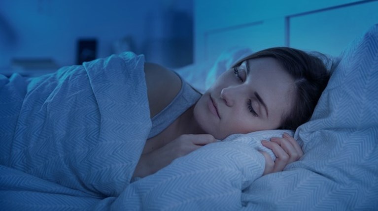 Γιατί είναι καλύτερο να κοιμάσαι σε ένα δροσερό δωμάτιο;