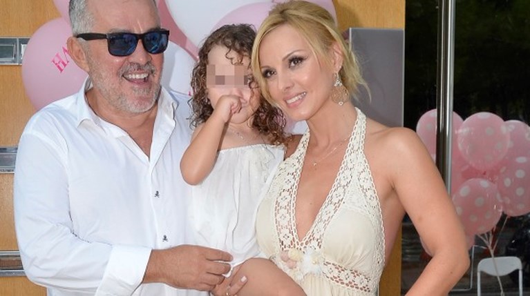 Πέγκυ Ζήνα & Γιώργος Λυρας με την κόρη τους, Ηλέκτρα