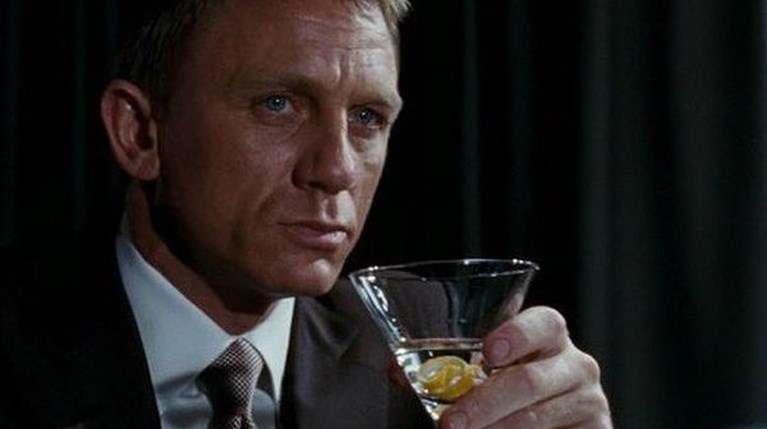 Daniel Craig r