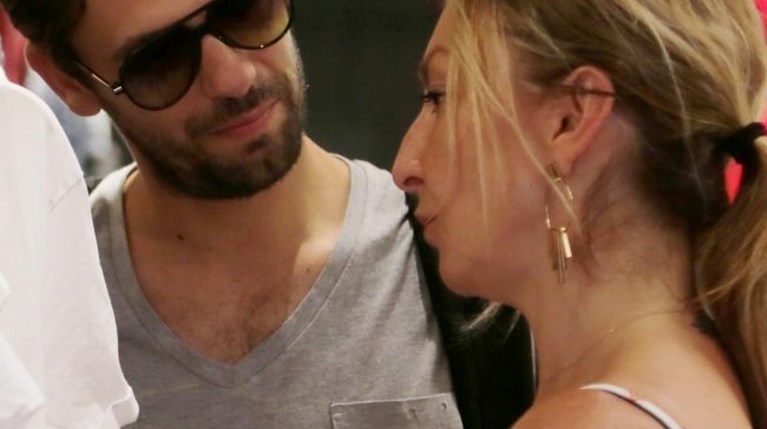 Ο Αποστόλης Τότσικας και η Ρούλα Ρέβη στο κέντρο της Αθήνας (1)